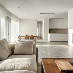 Espacio abierto y moderno tras una reforma integral en un piso de Valencia, con diseño minimalista y luminosidad natural.