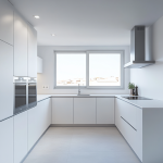 Reforma de cocina en Requena con muebles blancos, encimera de cuarzo y electrodomésticos integrados para un ambiente moderno y luminoso.